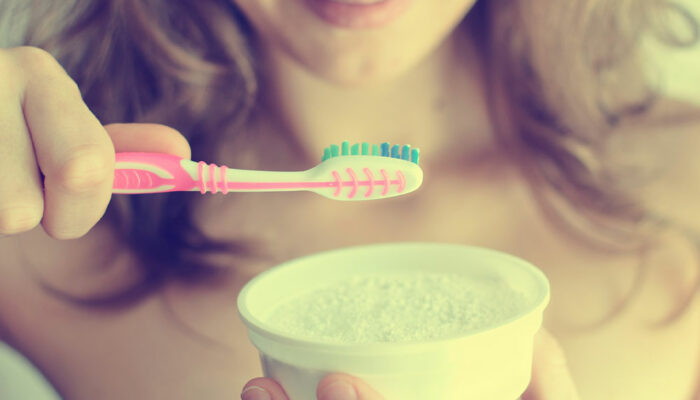 Simple ways to naturally whiten teeth at home